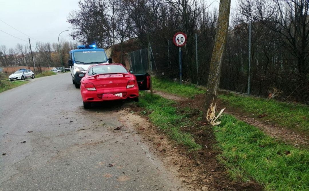 El accidente se produjo al salirse de la vía el turismo