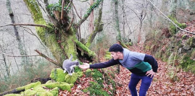 Hoy Rodrigo Cuevas vive en una casa típica de los montes asturianos, entre los valles de La Marea y del arroyo de La Muriosa