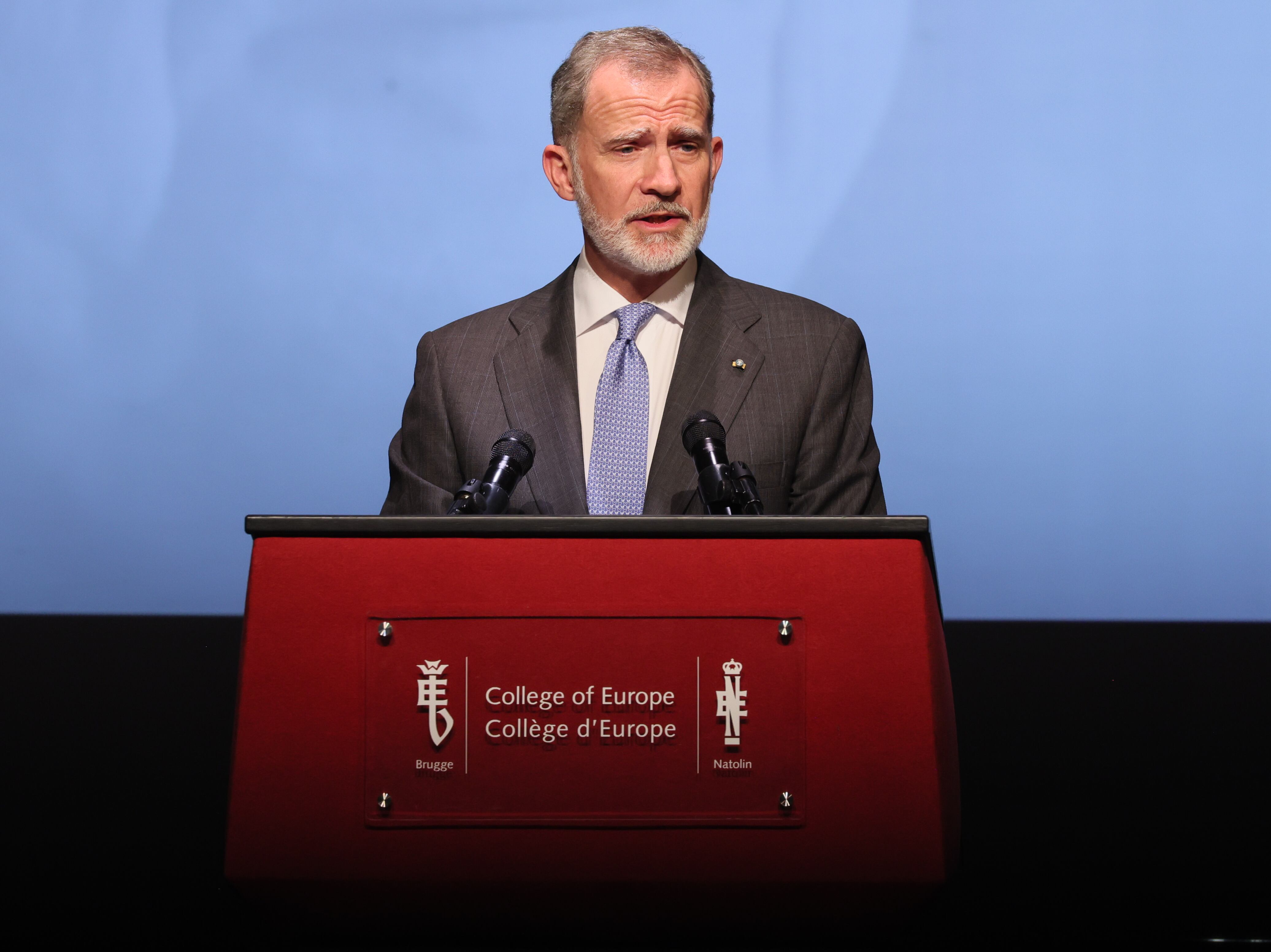 Felipe VI da un discurso durante la ceremonia de clausura en el Teatro Municipal de Brujas