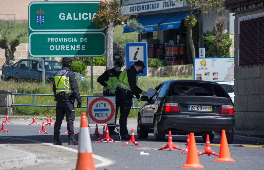 Control transfronterizo de la Policía Nacional en la frontera entre España y Portugal en Feces de Abaixo (Verín). 