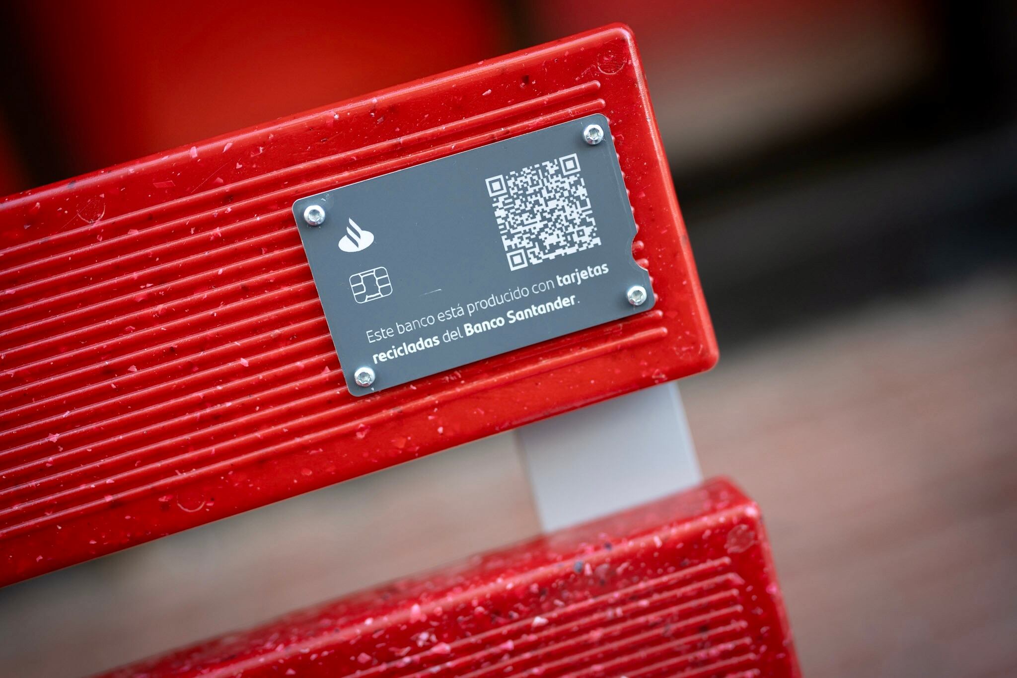 Banco realizado con tarjetas recicladas