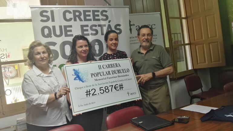 Entrega del cheque solidario de la II Carrera Popular de Duruelo