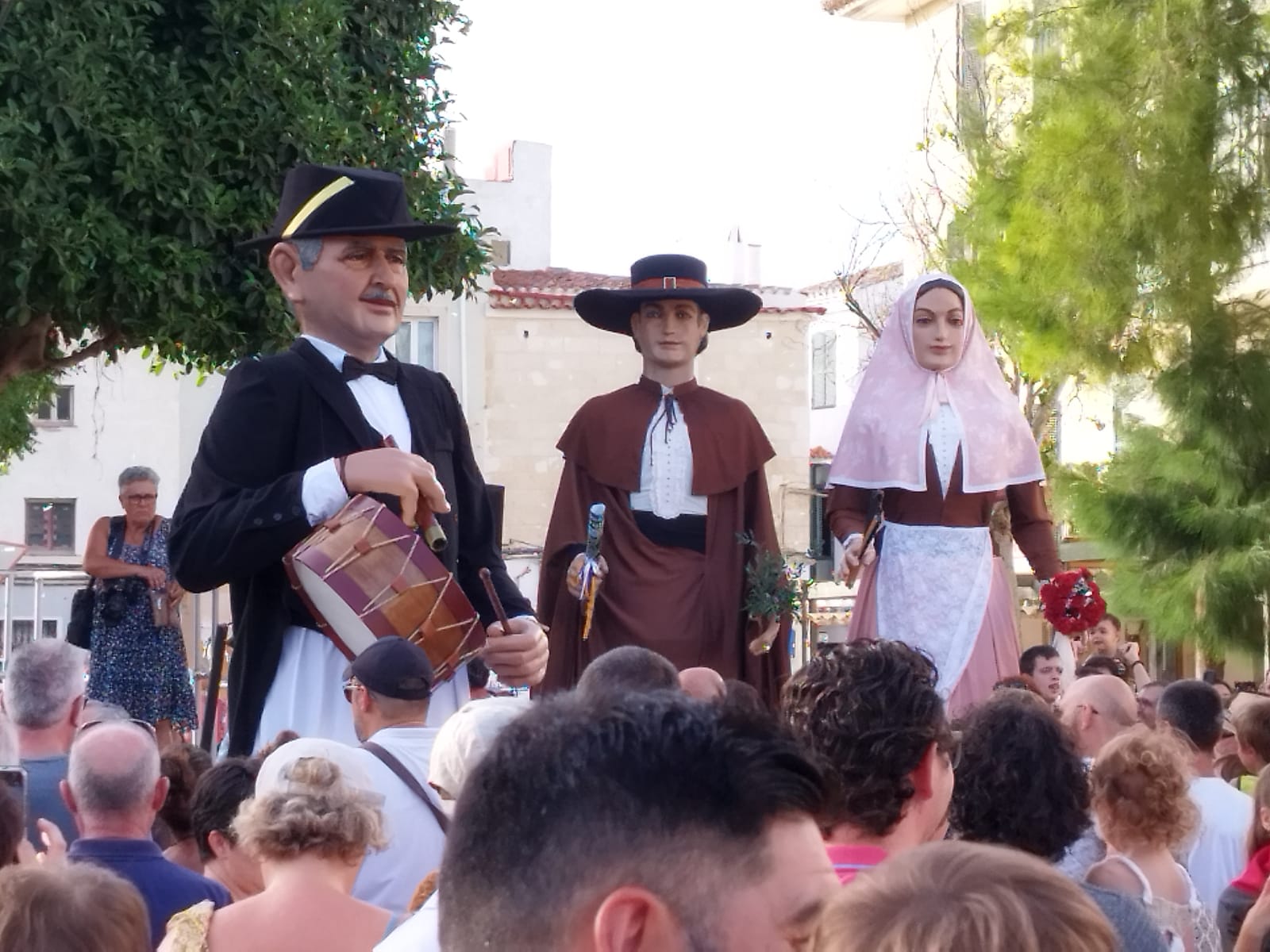 El nou gegant el duran els integrants de la colla de Llucmassanes.