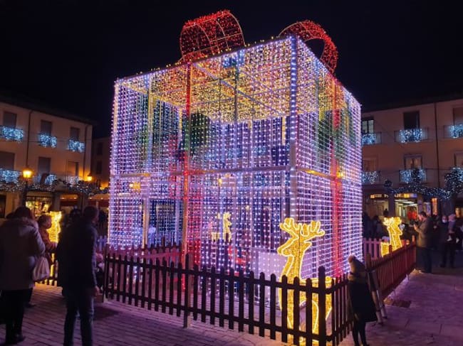 La caja mágica tiene grandes dimensiones y ofrece un espectáculo de luz y sonido
