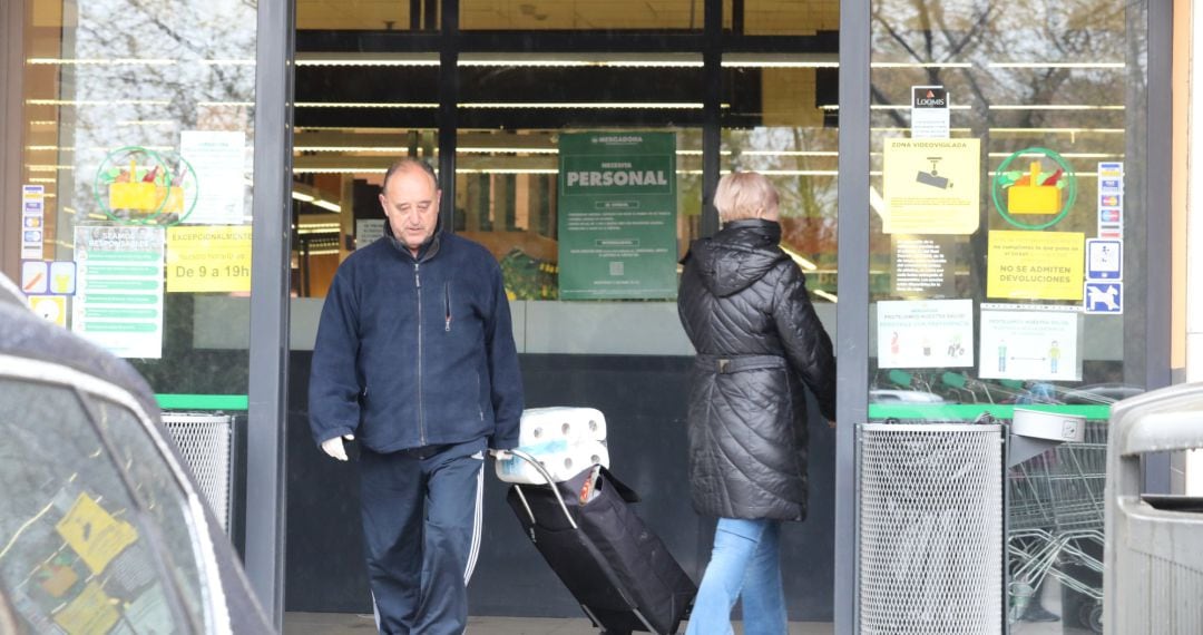 Dos clientes entran a hacer la compra a un supermercado 