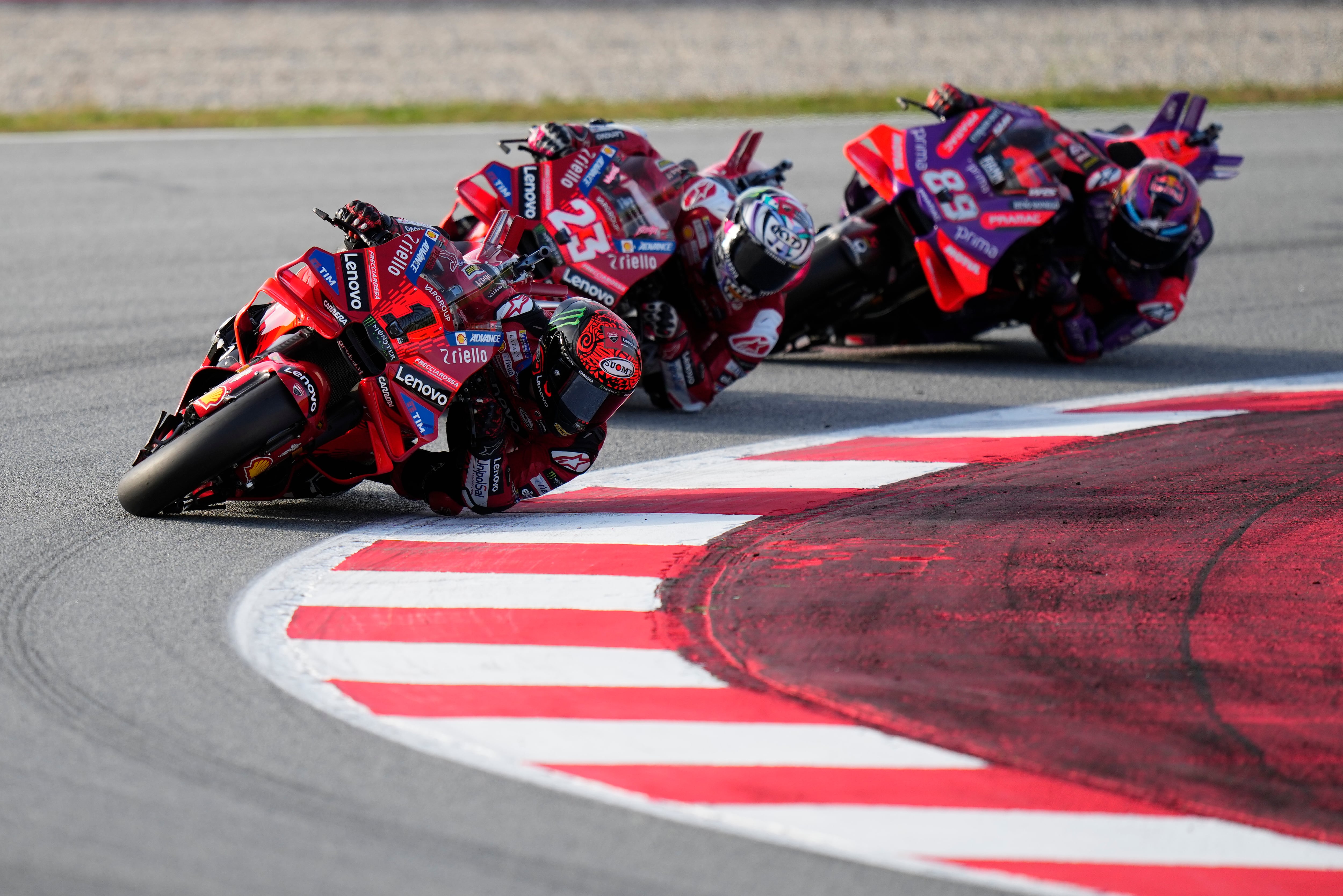 Bagnaia se lleva la sprint de Barcelona y Jorge Martín tendrá que esperar para ser campeón del mundo