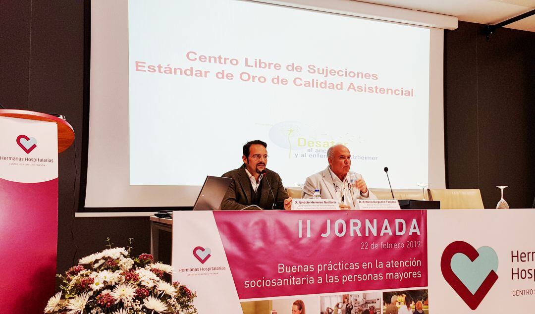 El Doctor Burgueño en un momento de su ponencia em Hermanas Hospitalarias Palencia