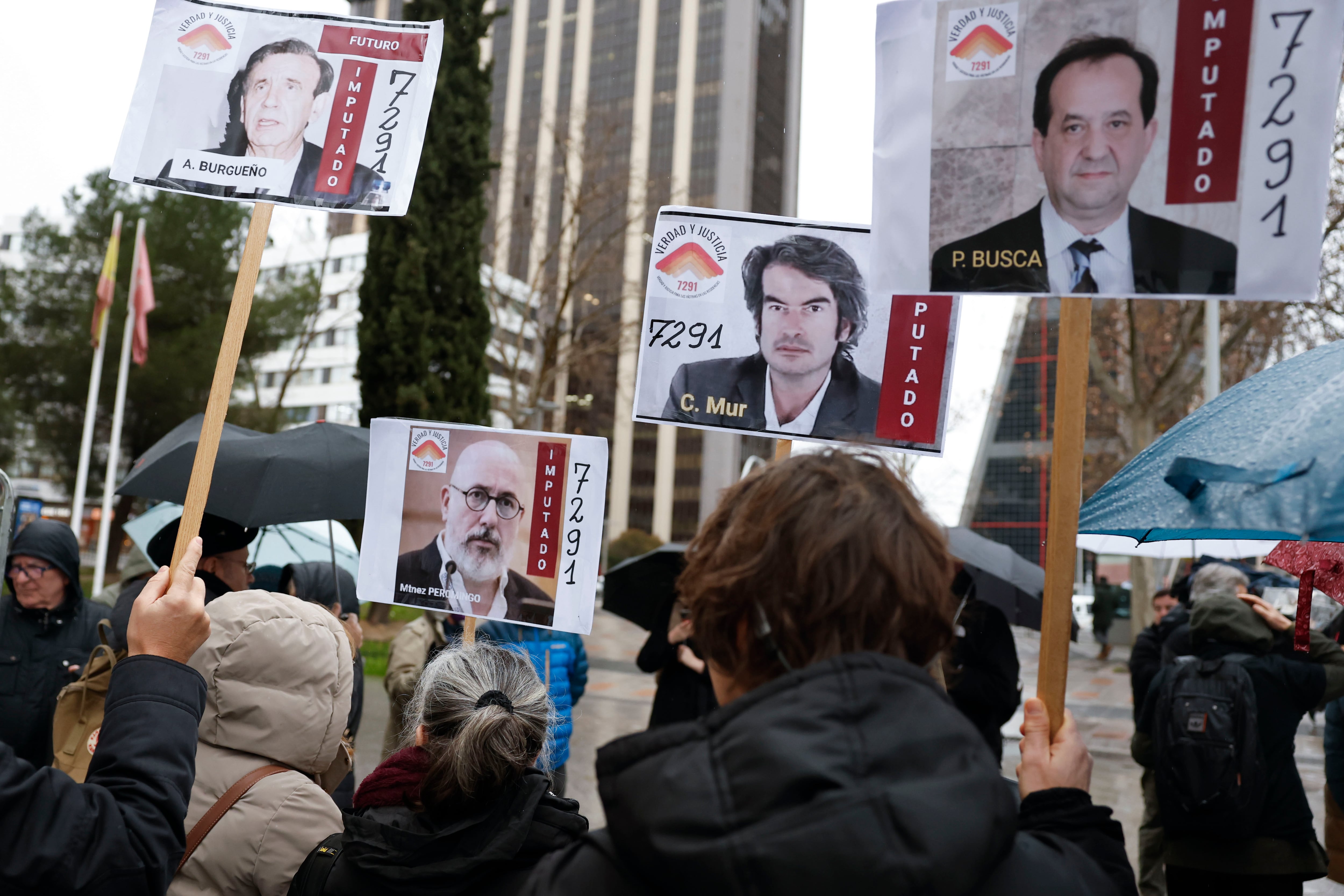 Concentración convocada por la Asociación 7.291 Verdad y Justicia frente a los juzgados de Plaza de Castilla, coincidiendo con la declaración como imputado de Carlos Mur, firmante de los protocolos que limitaron los traslados desde las residencias a los hospitales durante la pandemia.
