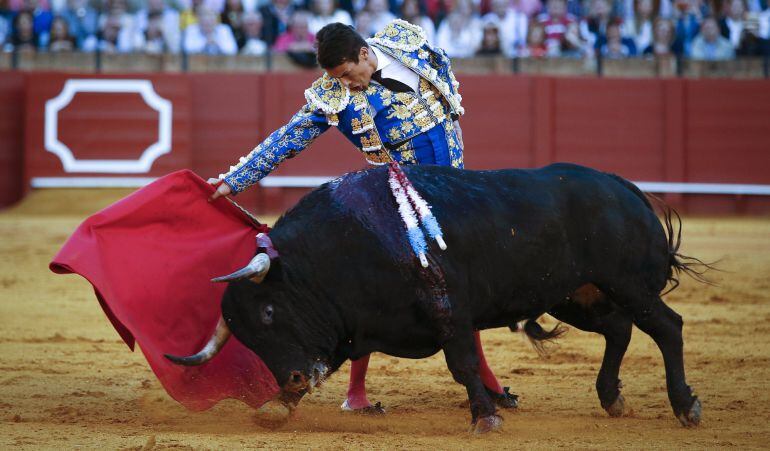 GRA319. SEVILLA, 09-04-2016.- El diestro Jose María Manzanares en la faena con la muleta a su segundo toro, de la ganadería de Juan Pedro Domecq, en la octava corrida de abono de la Feria de Abril de Sevilla, en la que compartió cartel con Enrique Ponce y