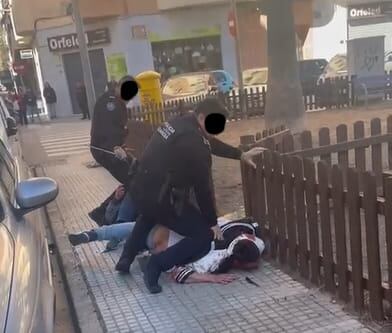 Los dos agentes de la Policía Local reduciendo a los dos hombres envueltos en esta agresión.