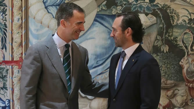 El rey recibe al presidente de Baleares, José Ramón Bauza, en el Palacio de la Almudaina (Palma de Mallorca)