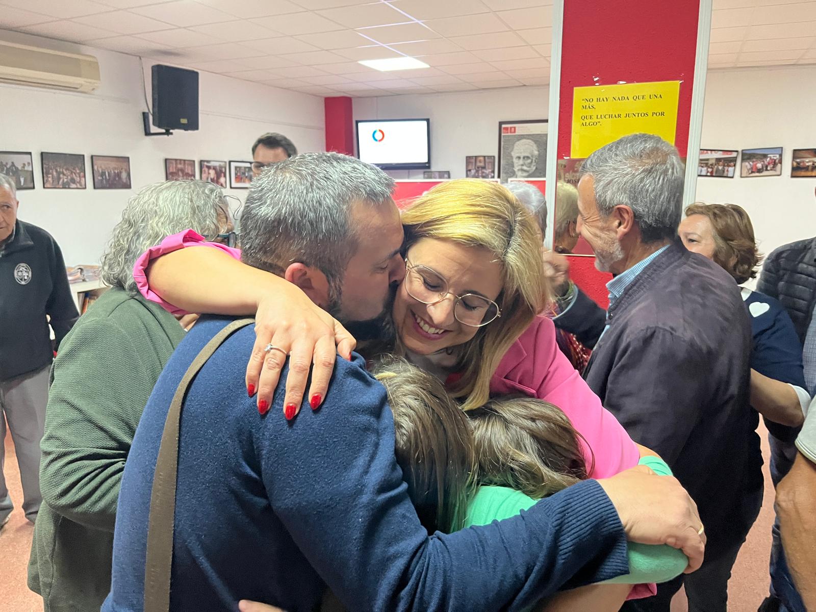 Irene Navarro celebra la victoria junto a su familia en Petrer