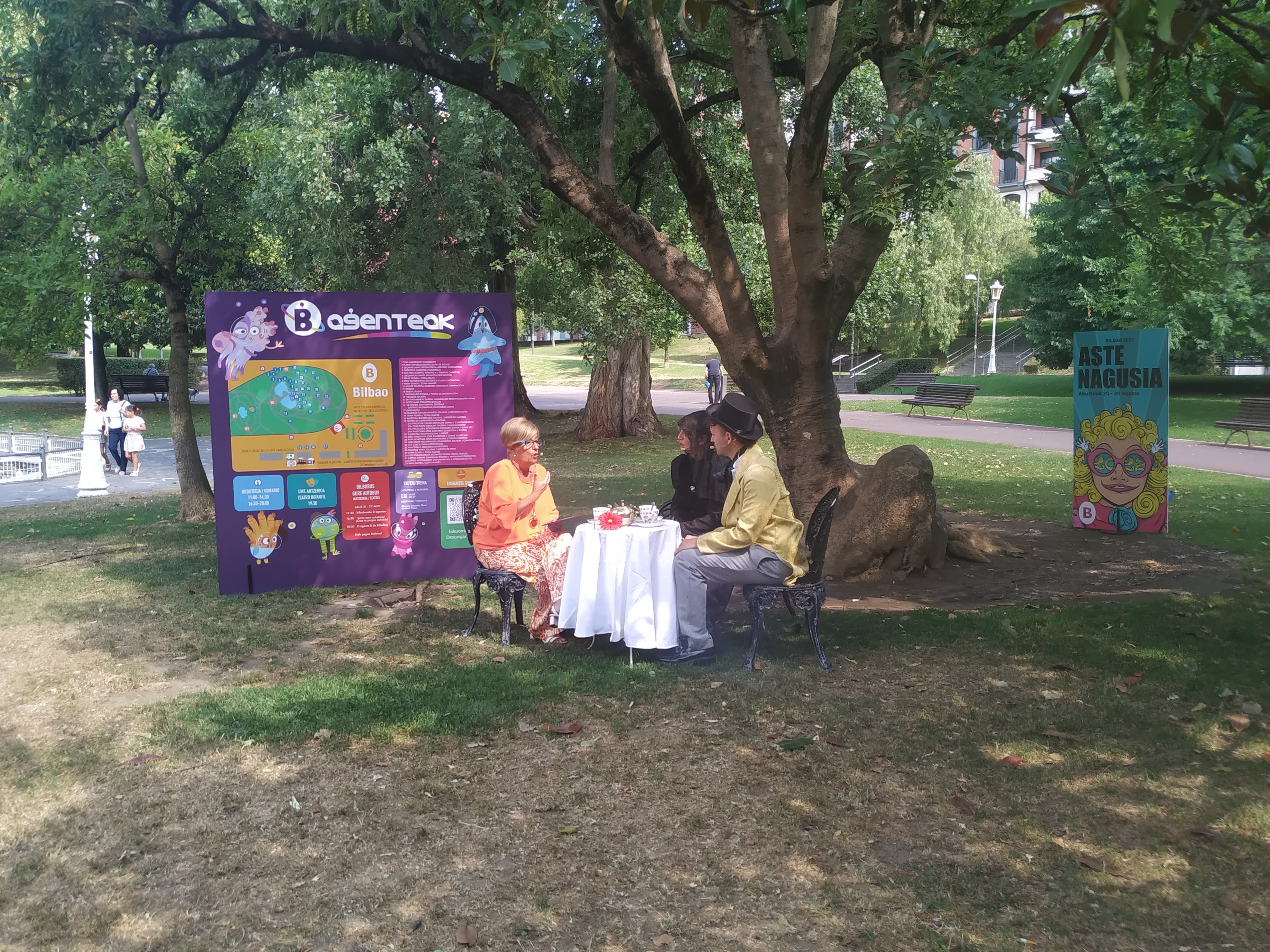 La concejala de fiestas Itziar Urtasun presenta en el parque Doña Casilda, en un pequeño teatro, el &#039;Txikigune&#039; 2022