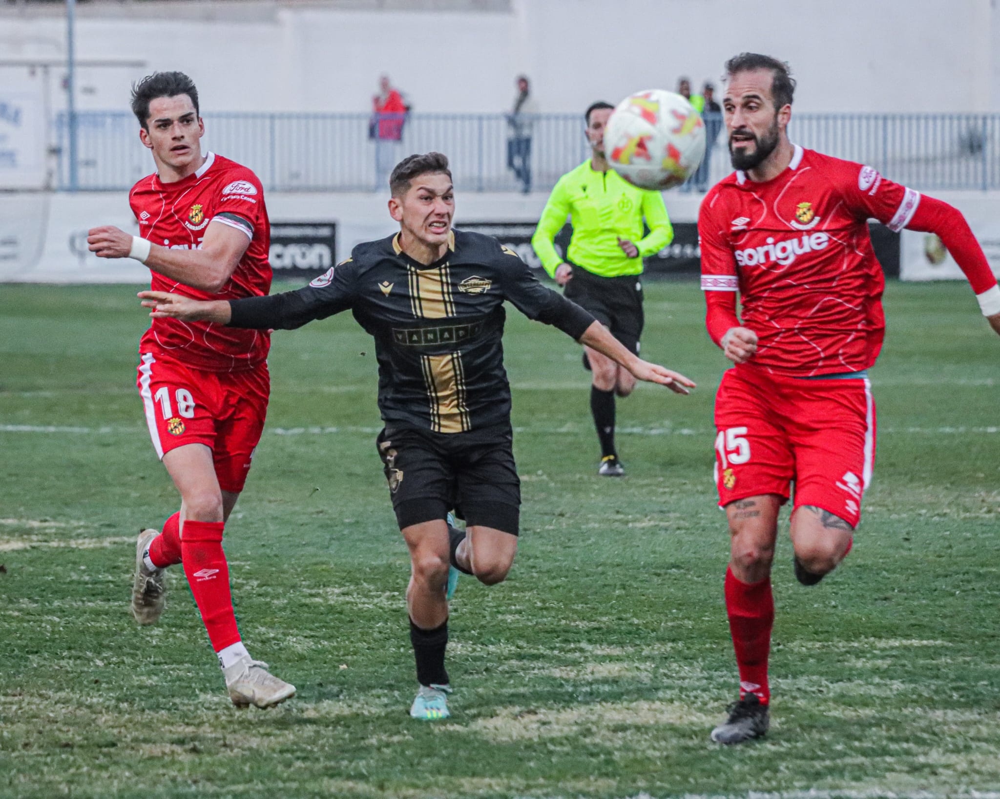 Martín Bellotti persigue un balón ante dos jugadores del Nástic de Tarragona