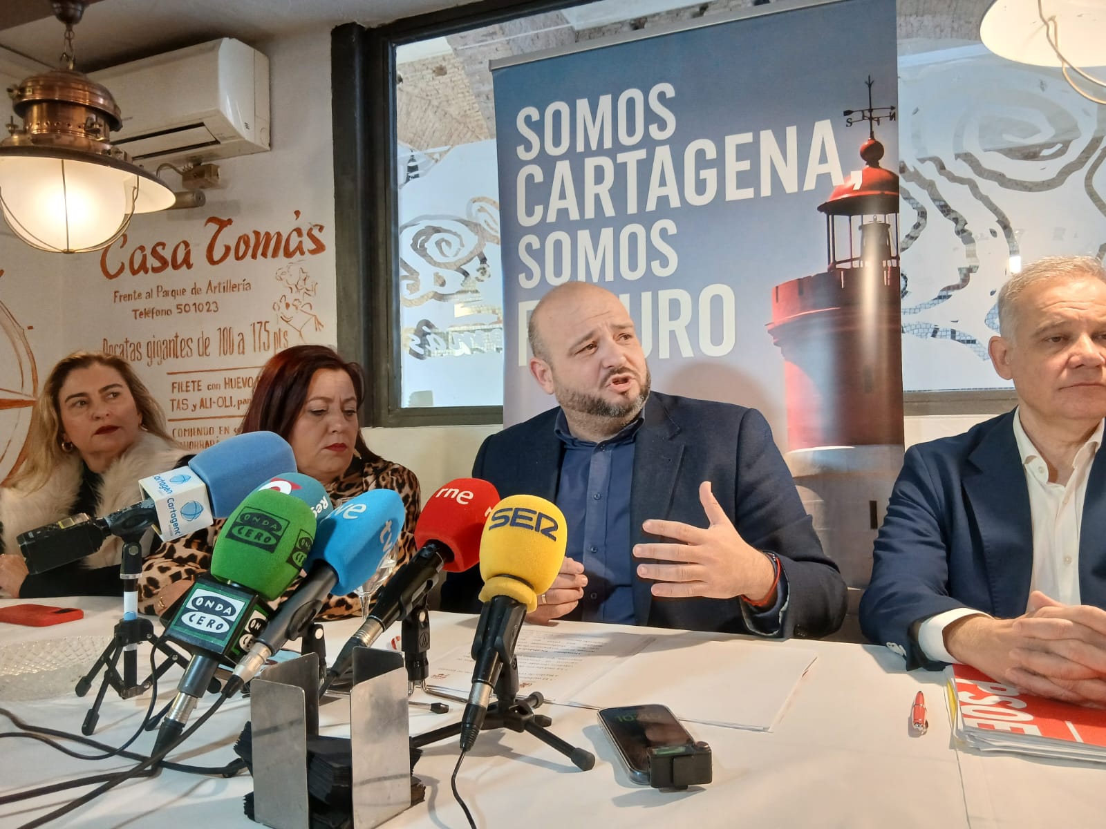Manuel Torres comparece junto a sus compañeros de partido