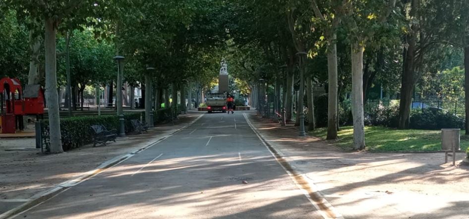 Brigadas de parques y jardines limpiando el Parque Miguel Servet