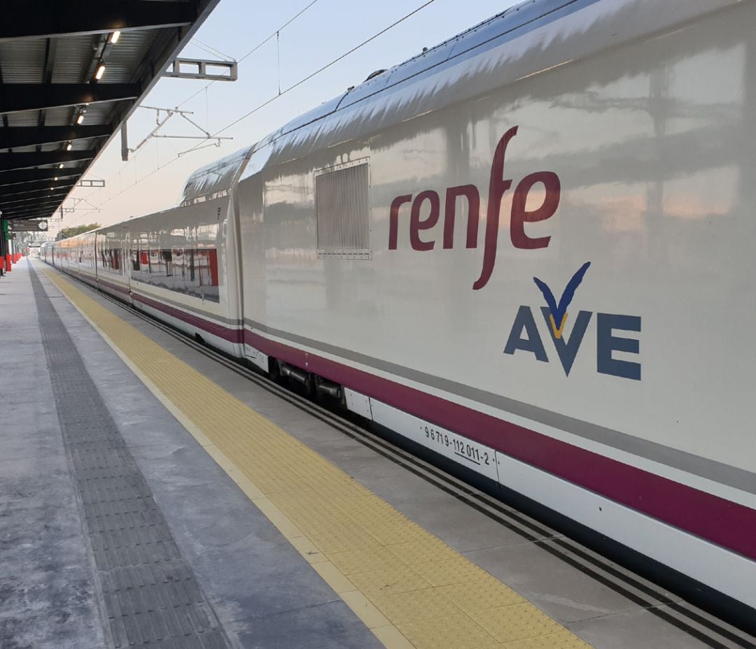 Un tren AVE en la estación de Granada