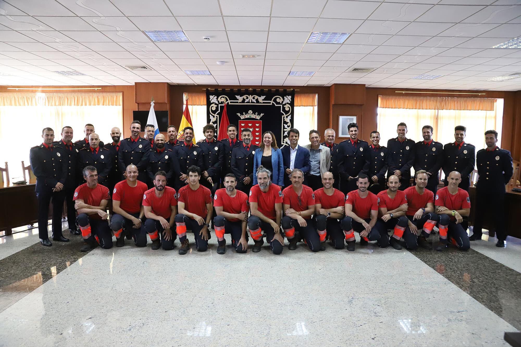 Los bomberos de Lanzarote en el salón de plenos del Cabildo.