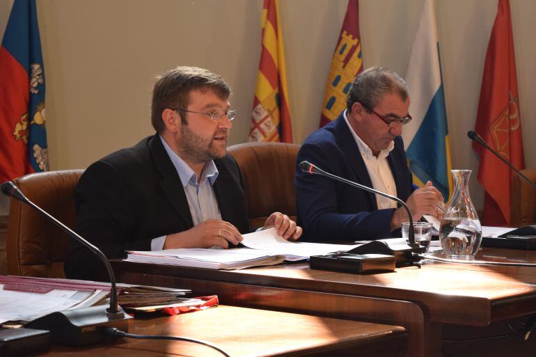 El vicepresidente y el presidente de la Diputación de Lugo, Álvaro Santos y Darío Campos, en un pleno provincial