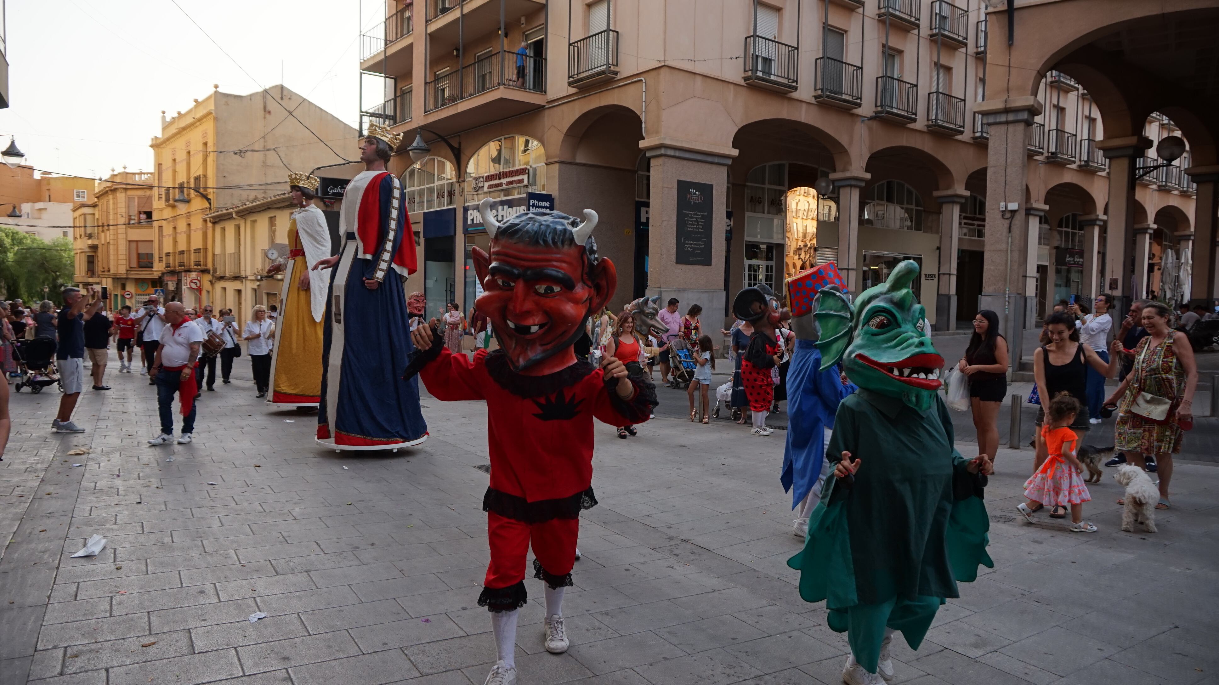 Divertido baile de los Gigantes y Cabezudos, quienes se acercaban a jóvenes y adultos para sacarles alguna sonrisa