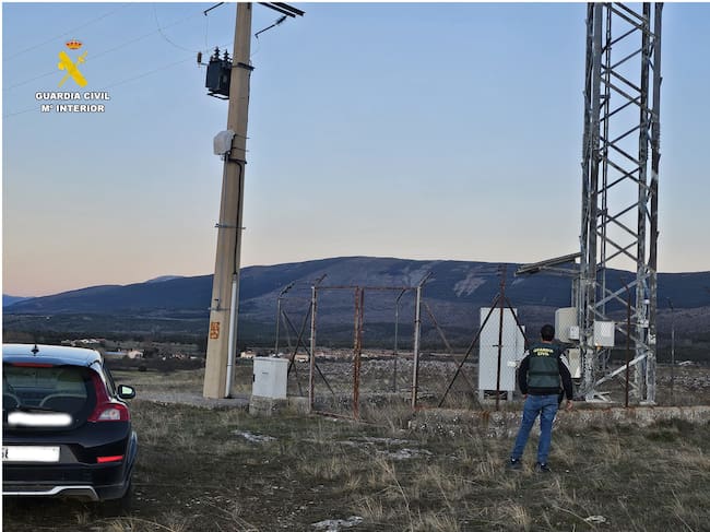 Guardia Civil ante uno de los repetidores afectados