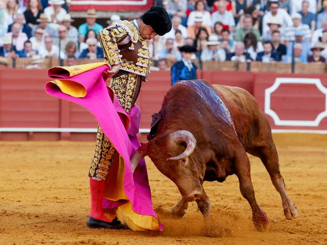SEVILLA, 15/04/2024.- El diestro Daniel Luque da un pase al segundo de su lote durante la corrida de toros que se ha celebrado hoy lunes en la plaza de toros de La Maestranza, en Sevilla. Morante de la Puebla, Daniel Luque y Juan Ortega conforman el cartel del festejo con reses de la ganadería salmantina de Domingo Hernández. EFE/José Manuel Vidal