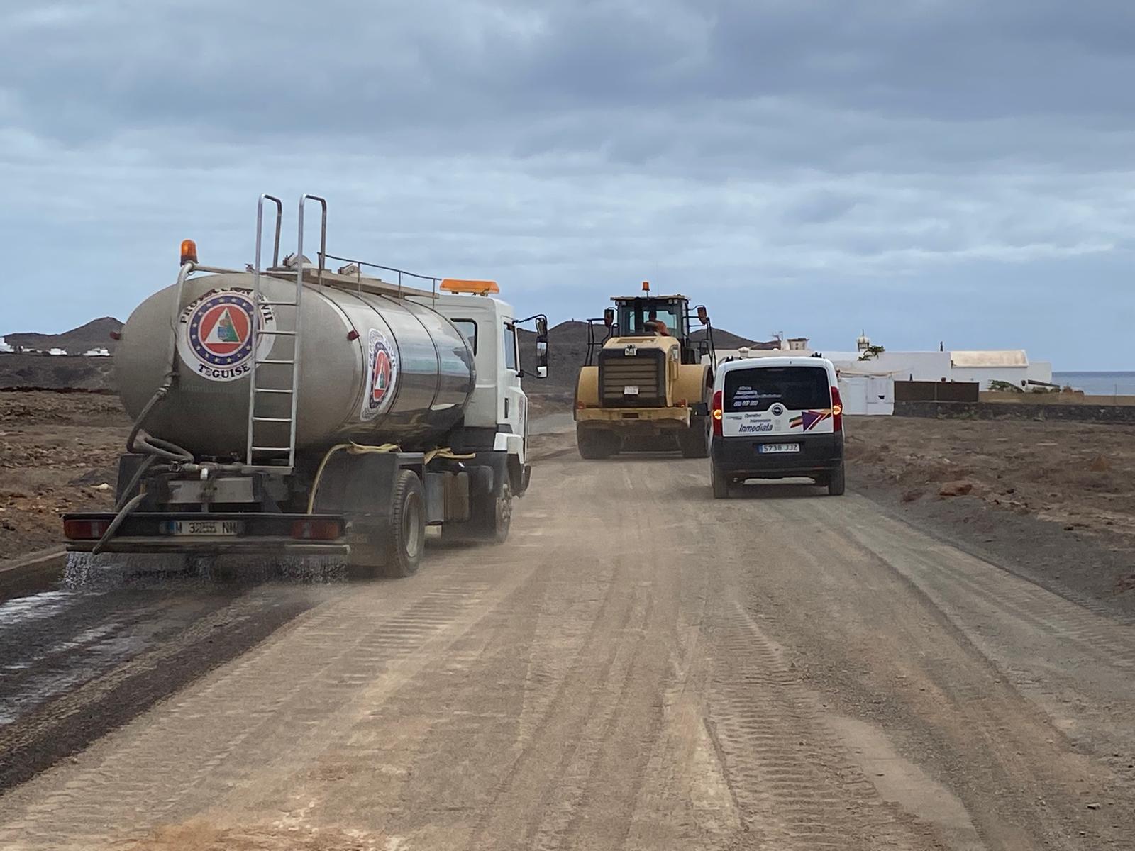 Maquinas trabajando en la única vía de entrada y salida a Los Ancones, en Lanzarote.