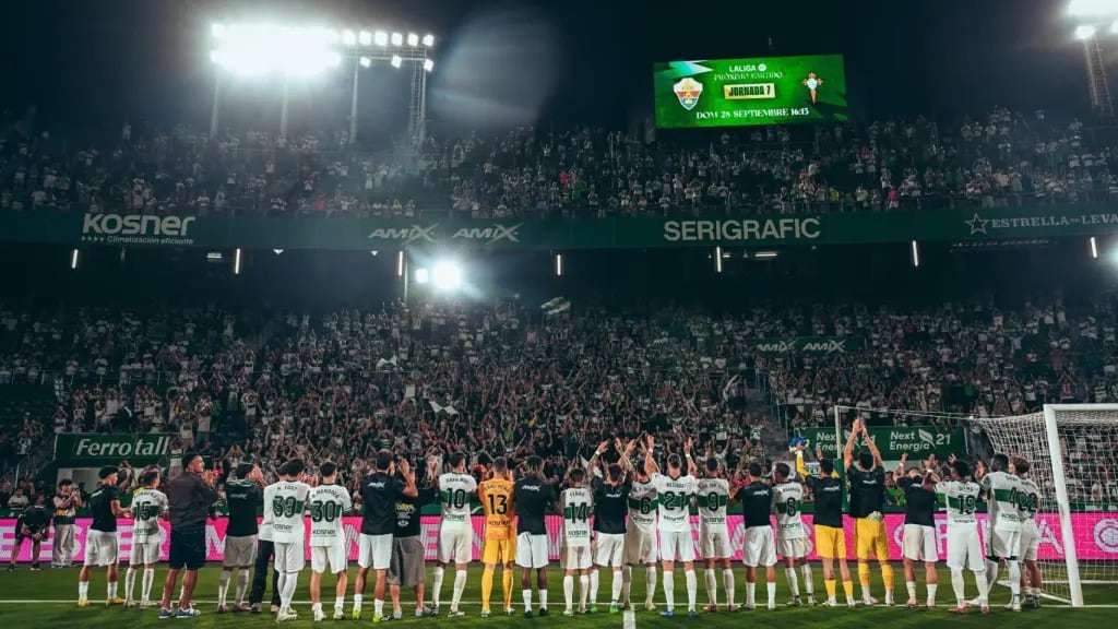 Los jugadores del Elche CF celebran una victoria esta temporada con la afición