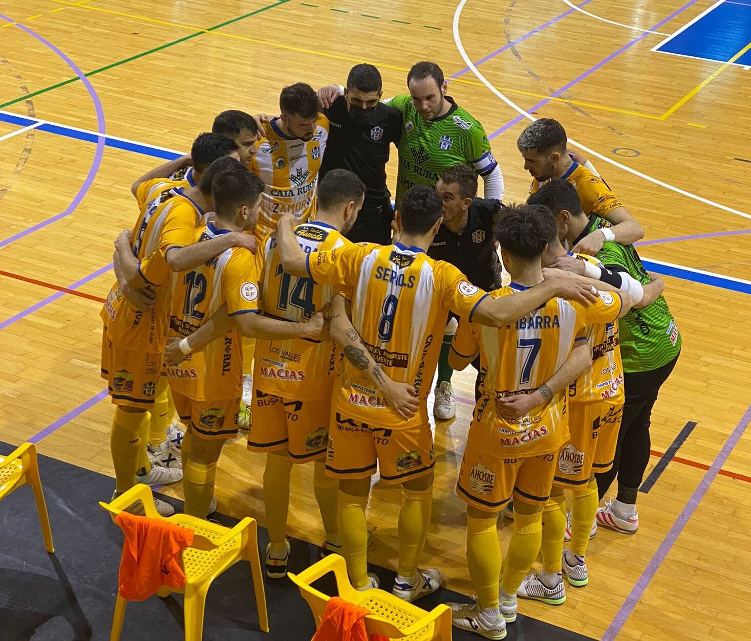 El equipo hace piña antes del inicio del partido