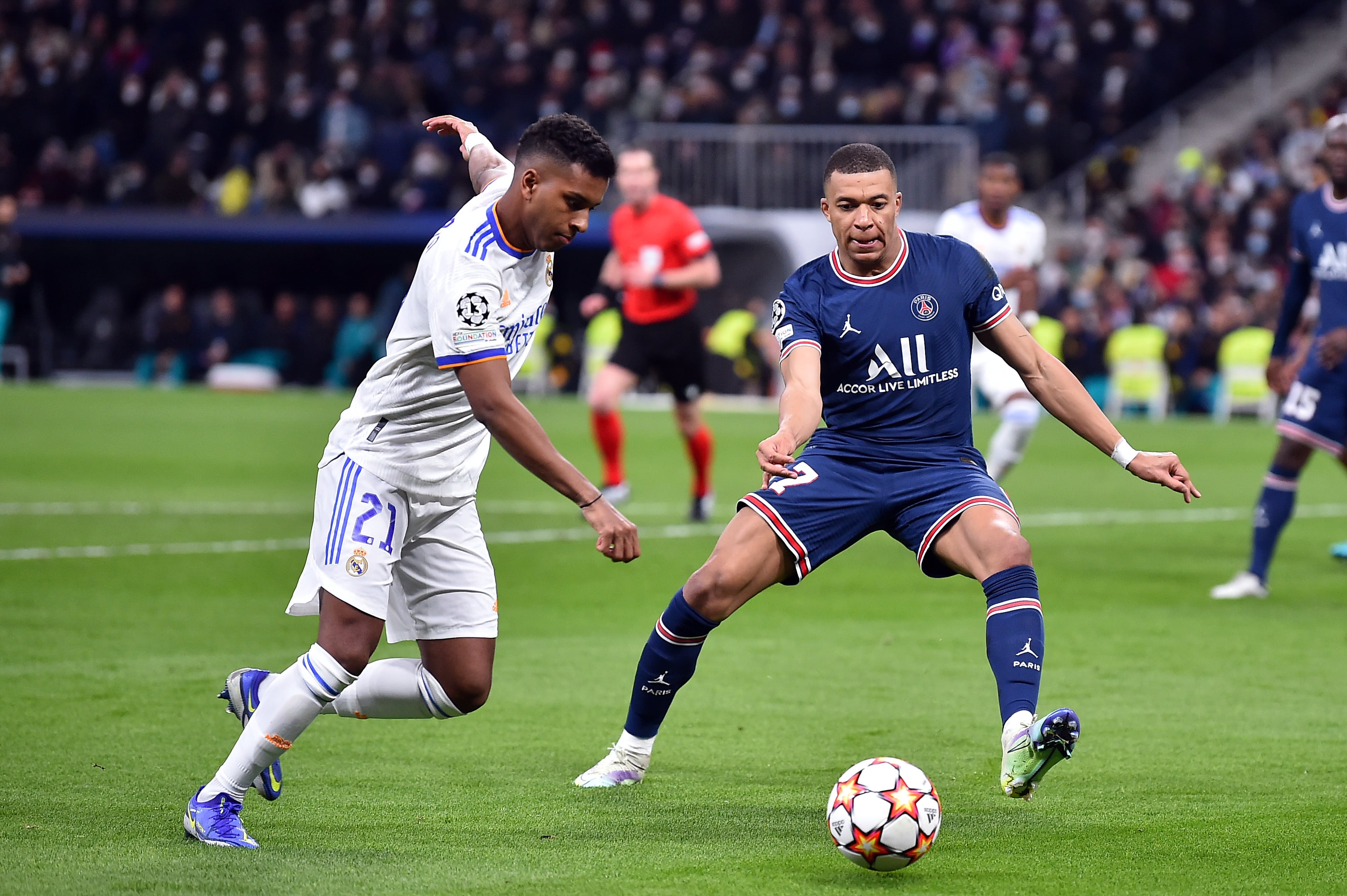 Kylian Mbappé disputa un balón con Rodrygo Goes