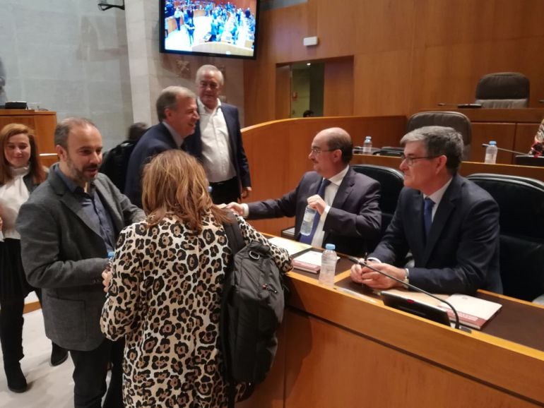 Javier Lambán y Vicente Guillén, antes del inicio de la sesión plenaria 