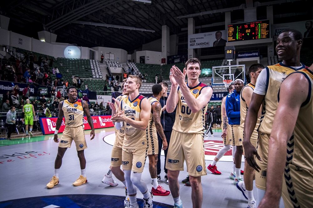 El UCAM celebra la victoria en Turquía