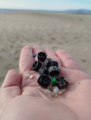 Fotografía de bioplásticos en una publicación de Limpiarousa.