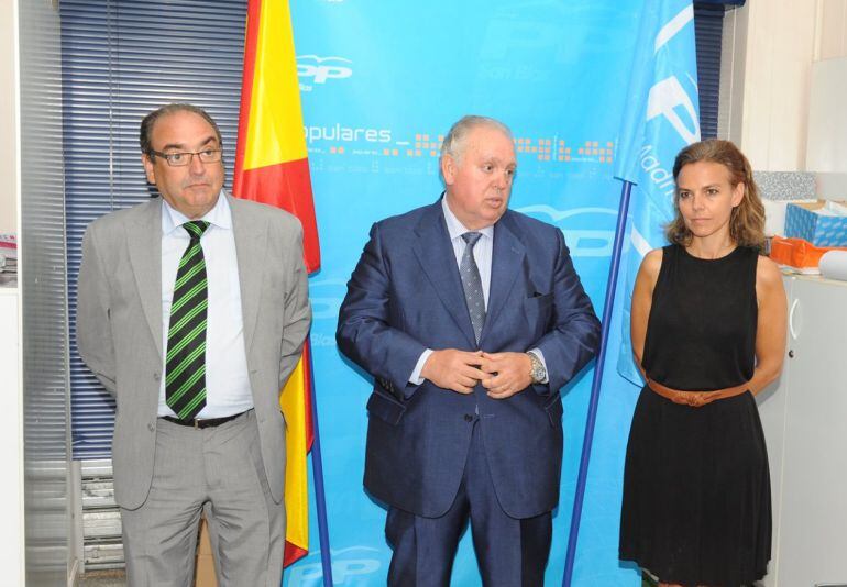 José Cabrera Orellana, en el centro de la foto, durante un acto