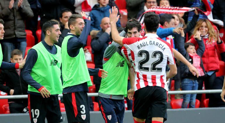 El jugador del Athletic Bilbao, Mikel San José (2d) celebra con sus compañeros el segundo gol contra el Málaga CF, durante el partido correspondiente a la vigésimo quinta jornada de LaLiga Santander disputado en San Mamés