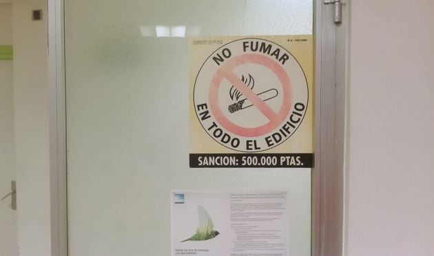 Cartel avisador de sanción por fumar en el Hospital Doctor Peset de Valencia