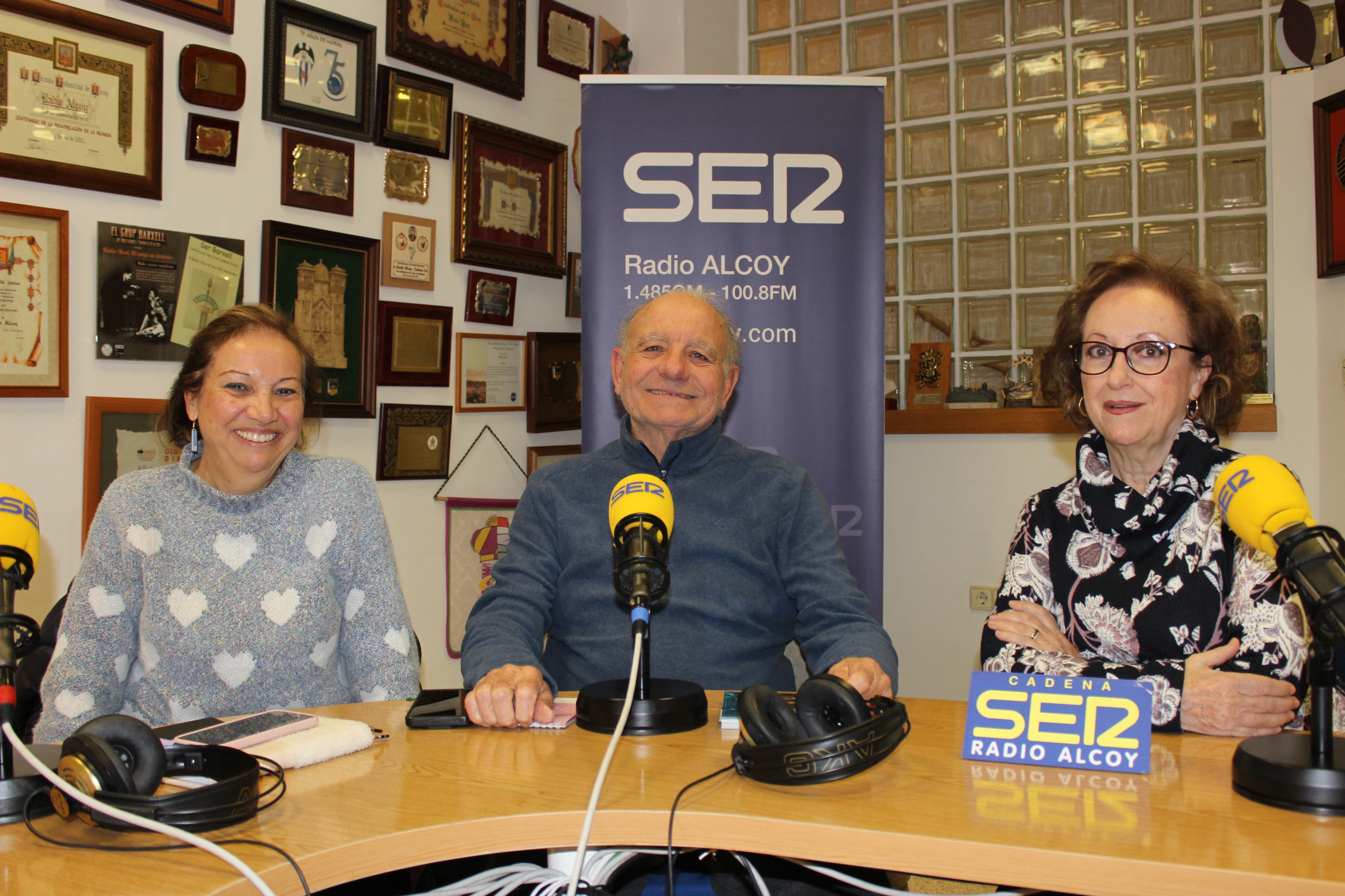 Joana Sirera, Vicent Espí i María José Segura, en l'estudi central de Ràdio Alcoi.