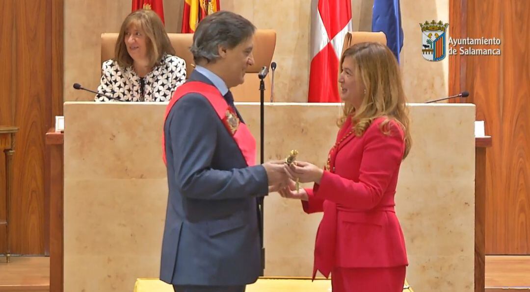 Carbayo recibe el bastón de mando de manos de Carmen Sánchez Bellota.