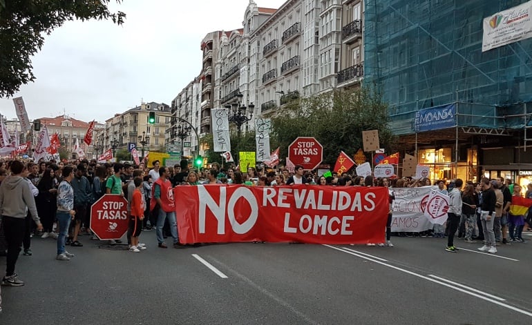 Manifestación de estudiantes y profesores por las calles de Santander 