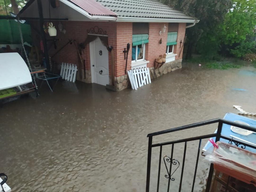 Parcela de una vivienda de El Casar inundada