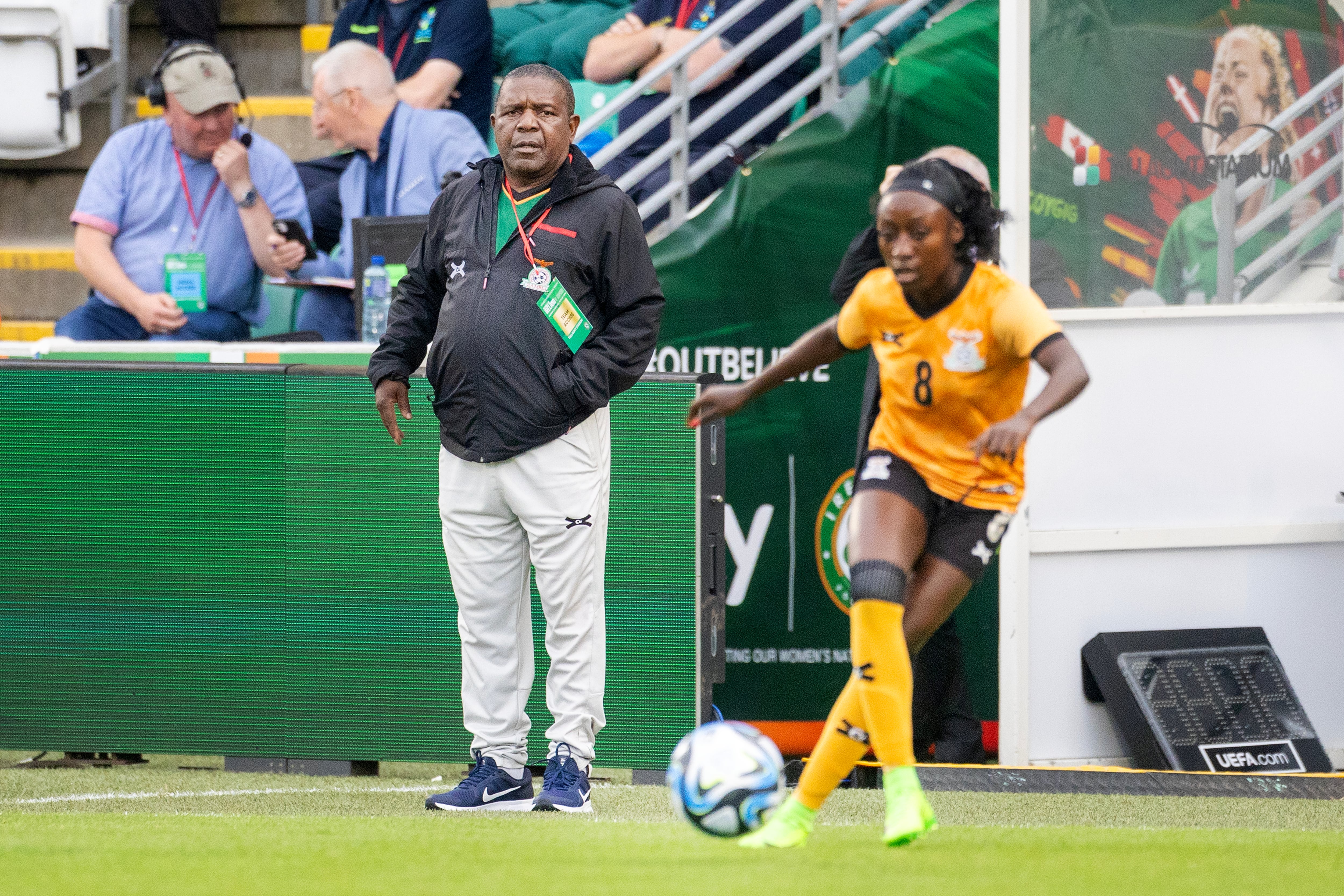 Bruce Mwape, entrenador de la selección femenina de Zambia, durante un partido