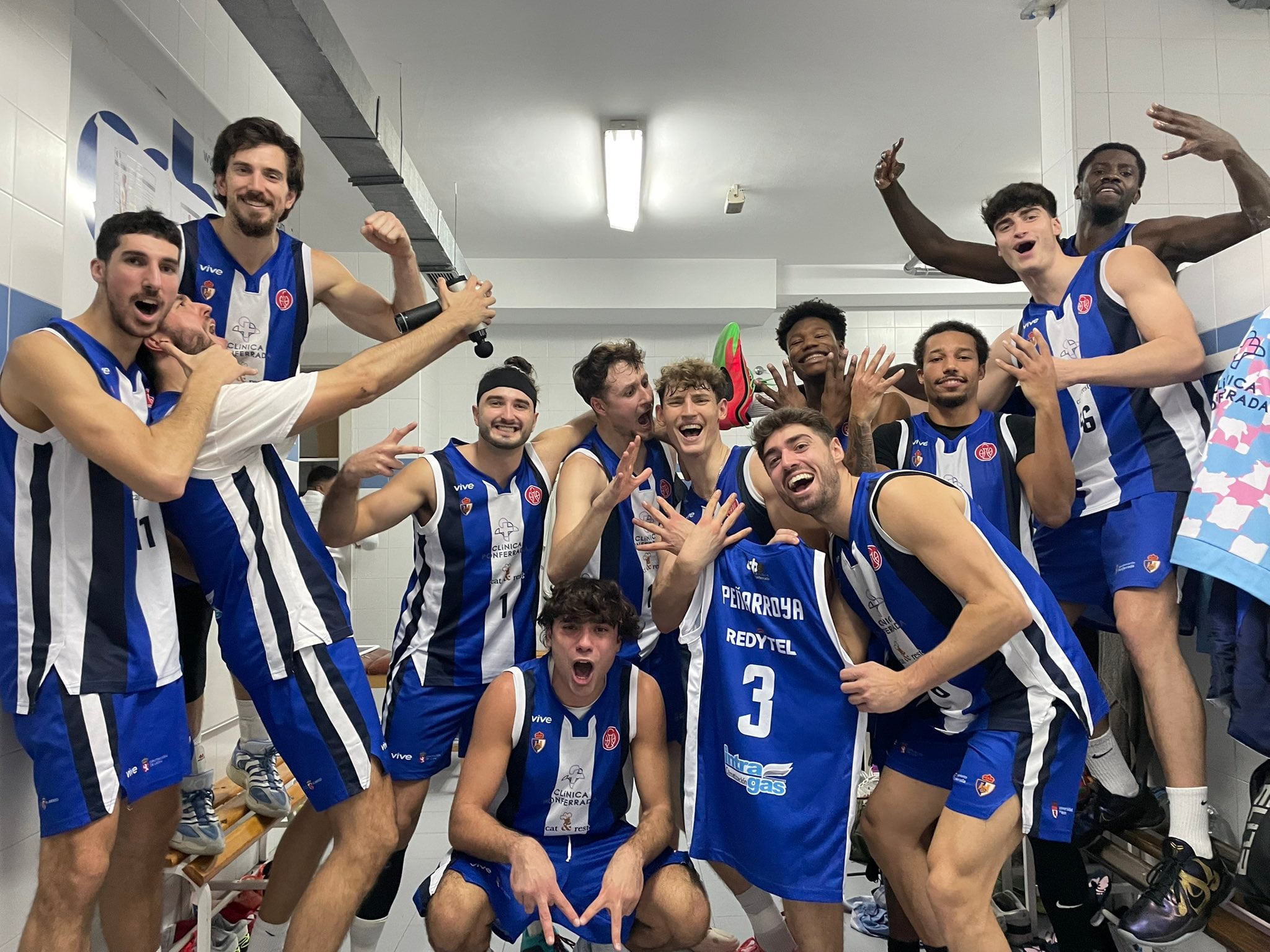 La plantilla celebrando su octava victoria del campeonato