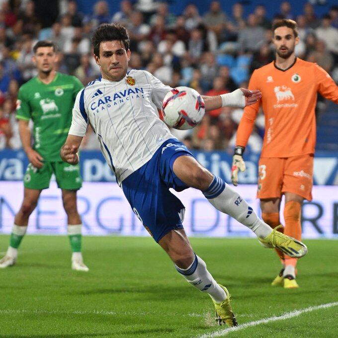 Iván Azón lucha por un balón contra el Racing