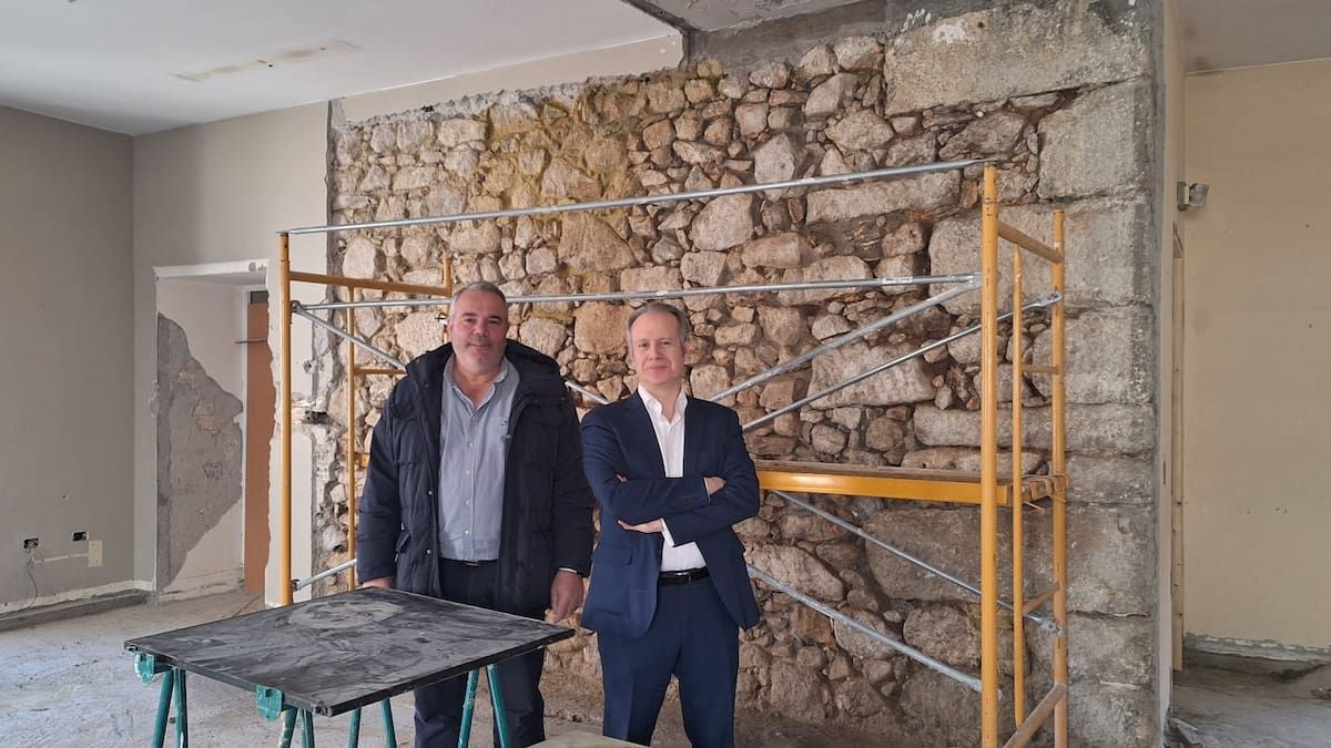 Roberto Carrero, alcalde de A Guarda, sobre las obras en el antiguo Concello y la visita del patrullero Cabo Fradera