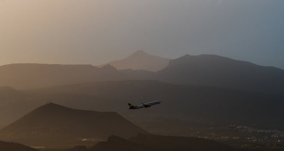 Un avión despega desde uno de los dos aeropuertos de la isla de Tenerife