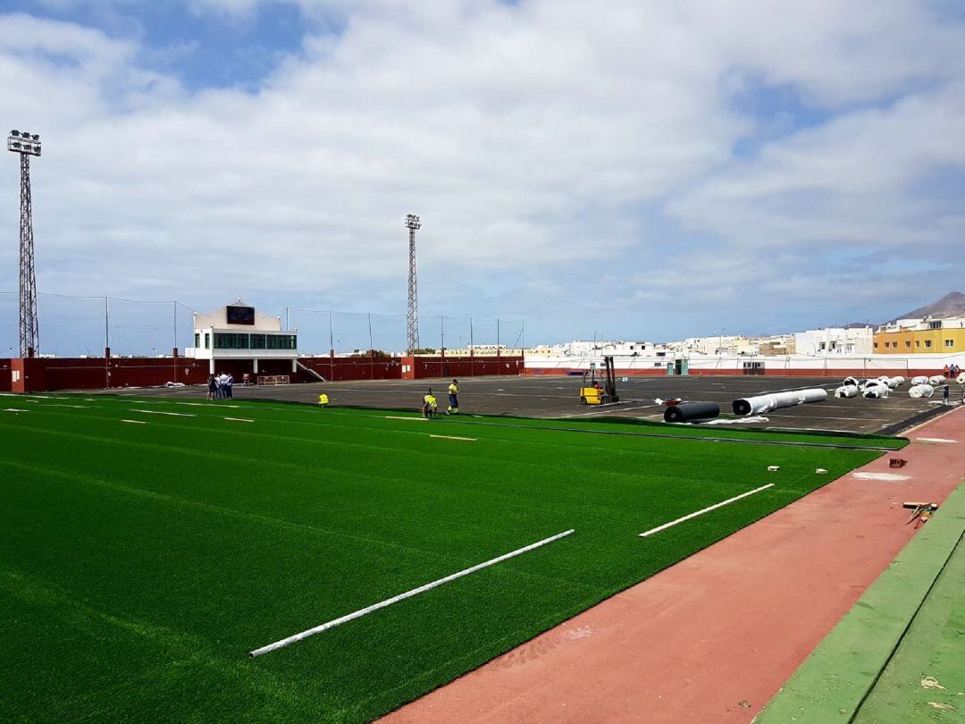 Instalación del césped artificial en el campo municipal de Argana, en Arrecife.