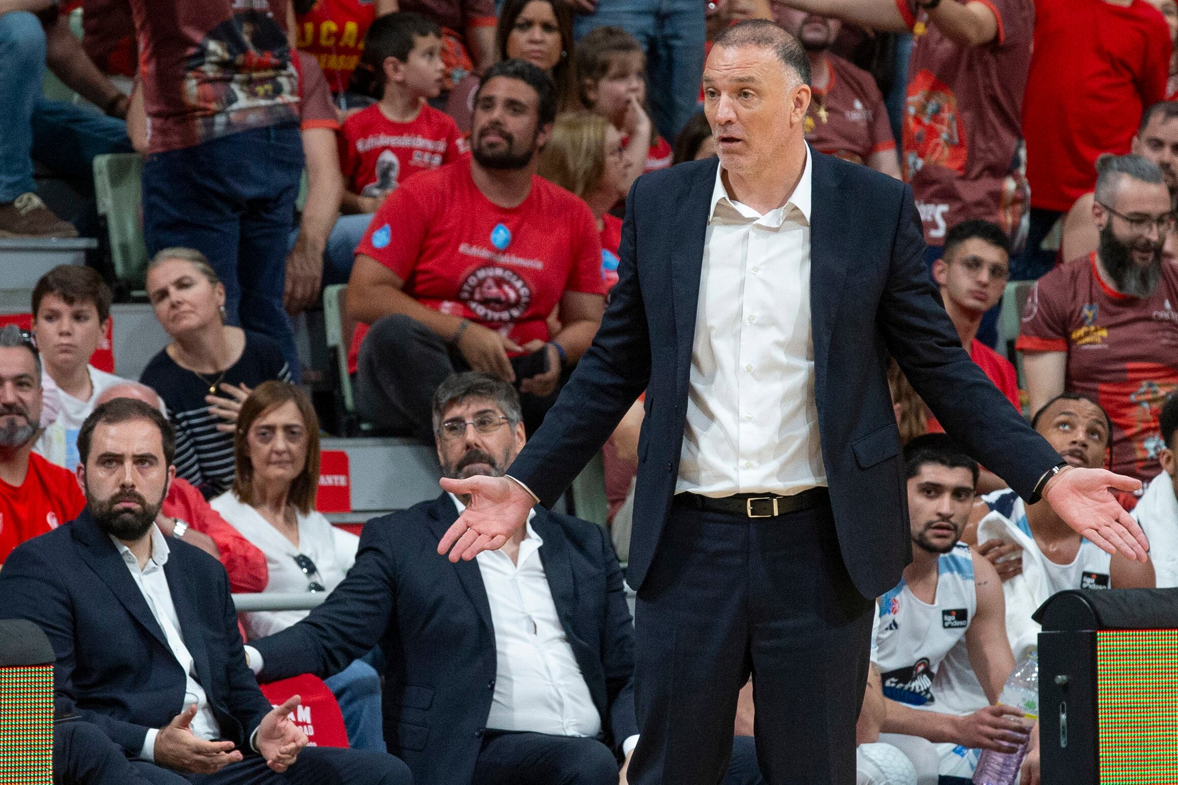 MURCIA, 12/05/2024.- El entrenador de Río Breogán Veljko Mrsic durante el partido de la trigésimo cuarta jornada Liga Endesa que están disputando UCAM Murcia y Breogán este domingo en el Palacio de los Deportes de Murcia. EFE/Marcial Guillén
