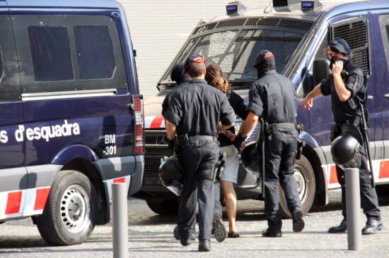 Els Mossos d'Esquadra portant un detingut