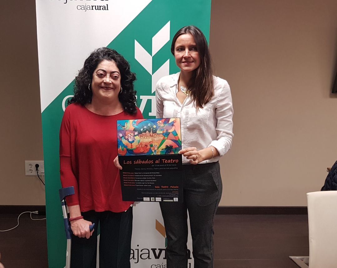 Marta Cantero, de Paladio Arte, y Beatriz Serrano de la Fundación Caja Rural con el cartel del ciclo &#039; Los sábados al teatro&#039;