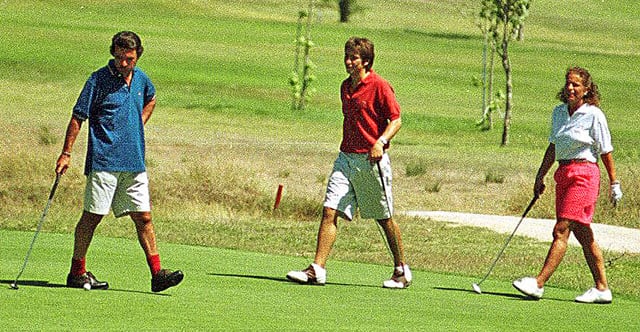 Los Aznar mientras juegan al golf durante unas vacaciones en Menorca en 2001